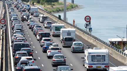 Un bouchon sur l'A7 &agrave; hauteur de Valence (Dr&ocirc;me), le 11 juillet 2015. ( CHRISTOPHE ESTASSY / CITIZENSIDE / AFP)