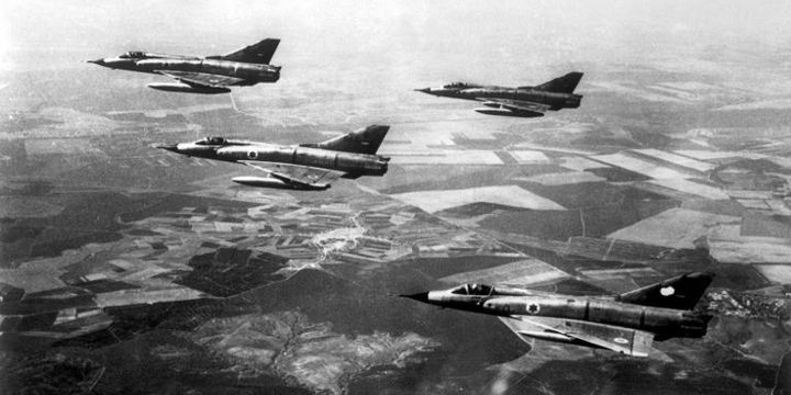 Mirage III israéliens pendant la guerre des Six-Jours. Après le bombardement des aéroports, l'aviation israélienne avait une totale maîtrise du ciel. (Leemage)