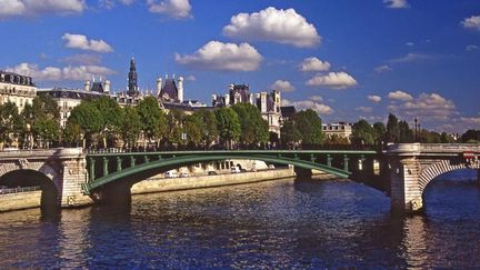  (En plongeant sous le Pont Neuf à Paris, un policier a découvert une sculpture historique © MaxPPP)