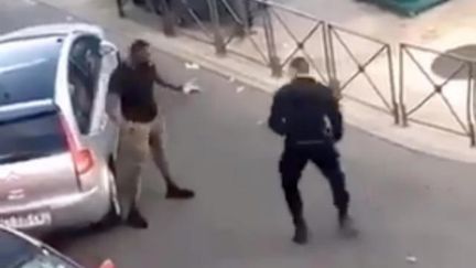 Un policier a frappé un homme à plusieurs reprises lors de son interpellation à Sevran (Seine-Saint-Denis), le 11 septembre 2019.&nbsp; (CAPTURE TWITTER)