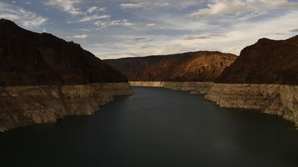 Le lac Mead (Nevada, Etats-Unis), l'un des réservoirs sur le fleuve Colorado, est à un niveau inquiétant ces dernières années à cause de la sécheresse. (PATRICK T. FALLON / AFP)