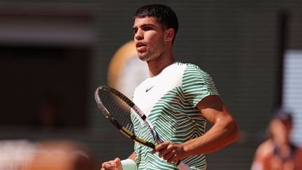 Carlos Alcaraz lors de son deuxième tour à Roland-Garros face à Taro Daniel, le 31 mai 2023. (THOMAS SAMSON / AFP)