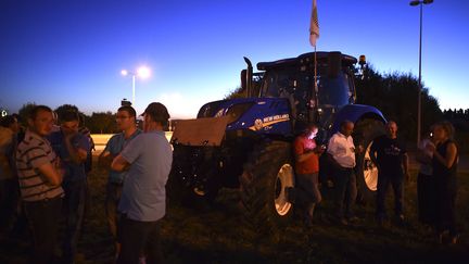 Des producteurs de lait r&eacute;unis devant l'usine Lactalis &agrave; Laval (Mayenne), le 22 ao&ucirc;t 2016.&nbsp; (JEAN-FRANCOIS MONIER / AFP)