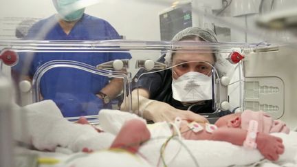 Bébé miracle : une femme met au monde un enfant après une greffe d’utérus