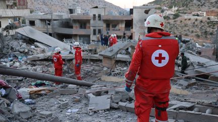 Des secouristes de la Croix-Rouge libanaise conduisent des opérations de recherche à Nabathieh, dans le sud du pays, le 27 septembre 2024. (RAMIZ DALLAH / ANADOLU / AFP)