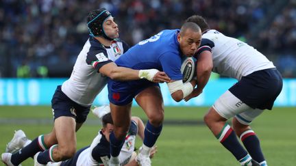 Gaël Fickou cerné par trois Italiens, lors de la victoire des Bleus à Rome (29-24), le 5 février 2023. (MARCO IACOBUCCI / MAXPPP)