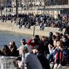 Des Parisiens prennent un bain de soleil le 27 février 2021 sur les quais de Seine. (THOMAS COEX / AFP)