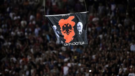 Un drapeau repr&eacute;sentant l'Albanie et le motif du drapeau national plane au-dessus du stade de Belgrade&nbsp;(Serbie) durant le match Serbie-Albanie, qualificatif pour l'Euro-2016. La rencontre a du &ecirc;tre interrompue apr&egrave;s cette intrusion. (ANDREJ ISAKOVIC / AFP)