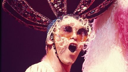 Elton John dans une de ses tenues extravagantes sur scène en 1974. (SAM EMERSON / COURTESY OF ROCKET ENTERTAINMENT)