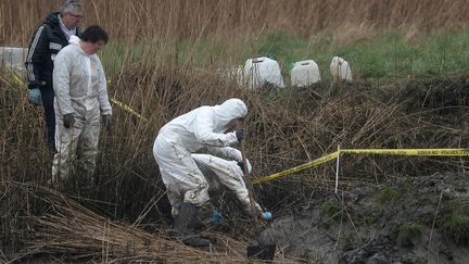 Des officiers de police procèdent aux fouilles des environs de la maison d'Hubert Caouissin, le 9 mars 2017 à&nbsp;Pont-de-Buis (Finistère).&nbsp; (FRED TANNEAU / AFP)