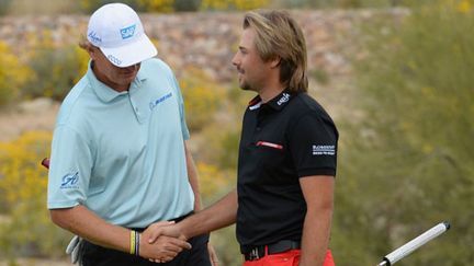 Victor Dubuisson sert la main d'Ernie Els en vainqueur