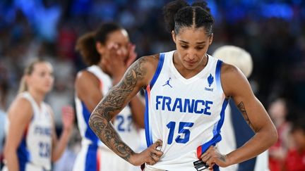 La Française Gabby Williams penche la tête après la défaite des Bleues en finale du basket face aux Etats-Unis, le 11 août 2024, à la Bercy Arena, à Paris. (ARIS MESSINIS / AFP)