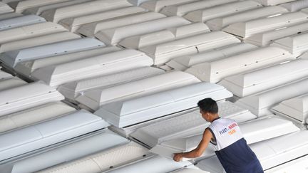 Un navire de la marine philippine est pr&eacute;par&eacute; afin de transporter 447 cercueils destin&eacute;s aux victimes de la temp&ecirc;te tropicale Washi, Manille (Philippines), le 20 d&eacute;cembre 2011. (JAY DIRECTO / AFP)