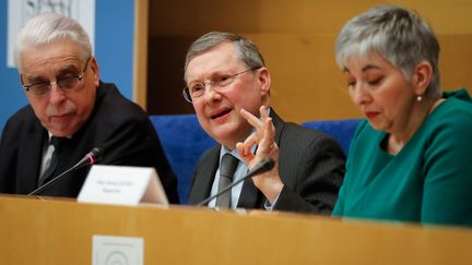 Les sénateurs&nbsp;Jean-Pierre Sueur,&nbsp;Philippe Bas et&nbsp;Muriel Jourda&nbsp;(de gauche à droite), lors de la présentation du rapport parlementaire dans l'affaire Benalla, le 20 février 2019 à Paris. (FRANCOIS GUILLOT / AFP)