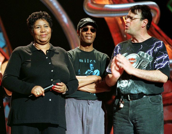 R. Kelly, entouré d'Aretha Franklin et de Dan Aykroyd, musicien et acteur, lors d'une répétition de la cérémonie des Grammy Awards, le 22 février 1998 à New York (Etats-Unis).&nbsp; (FRED PROUSER / REUTERS)