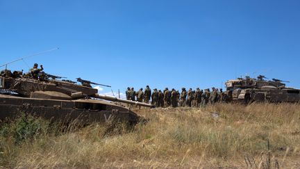 Des soldats isra&eacute;liens, pr&egrave;s du&nbsp;checkpoint de&nbsp;Qouneitra, sur le plateau du Golan, sur la fronti&egrave;re entre Isra&euml;l et la Syrie, le 22 juin 2014.&nbsp; (MENAHEM KAHANA / AFP)