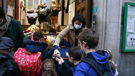 Oui le port du masque à l'école élémentaire dès l'âge de 6 ans est obligatoire. (QUENTIN DE GROEVE / HANS LUCAS)