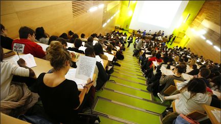 Des étudiants suivent un cours à la faculté de médecine de Paris, le 27 janvier 2016. (MAXPPP)