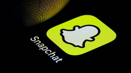 L'application Snapchat sur un écran de smartphone, le 3 avril 2023 en Allemagne. (Photo d'illustration) (THOMAS TRUTSCHEL / PHOTOTHEK / AFP)