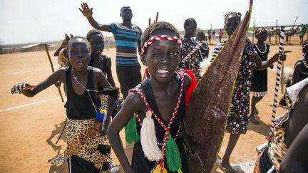 pour accueillir l'acteur américain Forest Whitaker, envoyé spécial de l'UNESCO pour la paix et la réconciliation en visite à Juba le 5 décembre 2017. Quelque 1,5 million d'enfants vivent dans des camps de déplacés à l'intérieur du Soudan du Sud. «L'avenir d'une génération est en jeu», souligne l'Unicef qui s'investit pour aider les enfants déracinés. Deux ans et demi après son indépendance, le Soudan du Sud a plongé dans un conflit qui a fait des dizaines de milliers de morts. (Albert Gonzalez Farran / AFP)