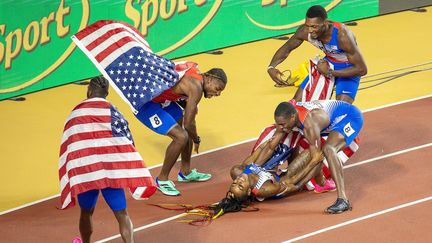 Un comité d'accueil cinq étoiles pour Sha'Carri Richardson et le relais 4x100 féminin. Quelques minutes après une première médaille d'or chez les hommes, les Etats-Unis décrochent aussi le sacre chez les femmes, dans l'euphorie collective. (IAN STEPHEN / AFP)