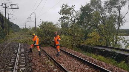 Des agents de la SNCF intervenant sur les voies de chemin de fer entre Nantes (Loire-Atlantique) et Angers&nbsp;(Maine-et-Loire), le 14 octobre 2019.&nbsp; (SNCF / FRANCE 2)