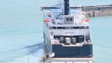 Les pêcheurs français ont lancé plusieurs opérations dans la matinée du vendredi 26 novembre, à Saint-Malo (Ille-et-Vilaine), Ouistreham (Calvados) et Calais (Pas-de-Calais), visant à bloquer des bateaux en provenance de Grande-Bretagne. (FRANCE 3)