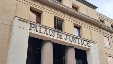 La façade du Palais de justice de Nîmes (Gard) le 30 novembre 2021 (GREGORY JULLIAN / FRANCE BLEU GARD LOZERE / RADIO FRANCE)