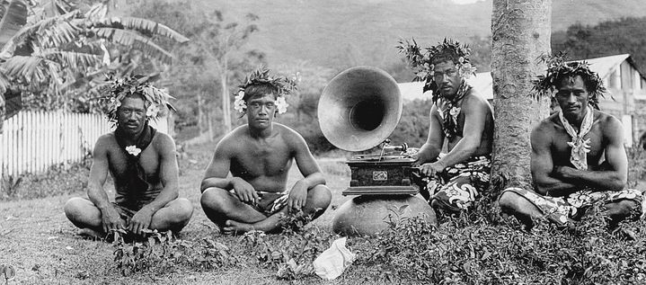 Marquisiens autour du gramophone de Jack London, île de Nuku Hiva, Marquises - 1907 
 (The Huntington Library)