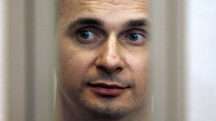 Le réalisateur Oleg Sentsov le 27 juillet 2015, dans le box des accusés du tribunal militaire de Rostov sur le Don. 
 (SERGEY VENYAVSKY / AFP)