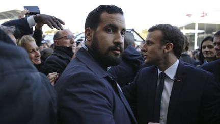 Alexandre Benalla au côté d'Emmanuel Macron, le 24 février 2018, au Salon de l'agriculture, à Paris.&nbsp; (STEPHANE MAHE / POOL)