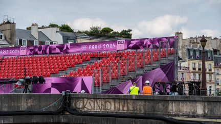 Des tribunes installées avant la cérémonie d'ouverture des Jeux olympiques, à Paris, le 24 juillet 2024. (ANDREA SAVORANI NERI / NURPHOTO / AFP)