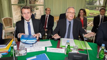 &nbsp; (Emmanuel Macron et le François Rebsamen présidaient ce vendredi une conférence sociale thématique avec les partenaires sociaux sur le bilan de la loi sur la sécurisation de l’emploi © Maxppp)