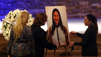 Un portrait de Nohemi Gonzalez, lors de ses obsèques, le 4 décembre 2015 à Downey (Californie). (GENARO MOLINA / AFP)