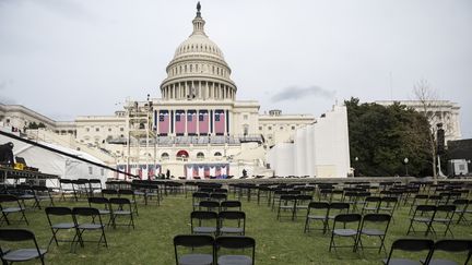 A quelques mètres de là, des chaises sont installées pour le public de la prestation de serment de Joe Biden, dans le respect de la distanciation sociale. (ANDREW CABALLERO-REYNOLDS / AFP)