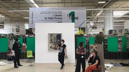 La toile de Picasso dans un supermarché en Essonne (France) le 9 juin 2021 (BENEDICTE ROBIN / RADIO FRANCE)