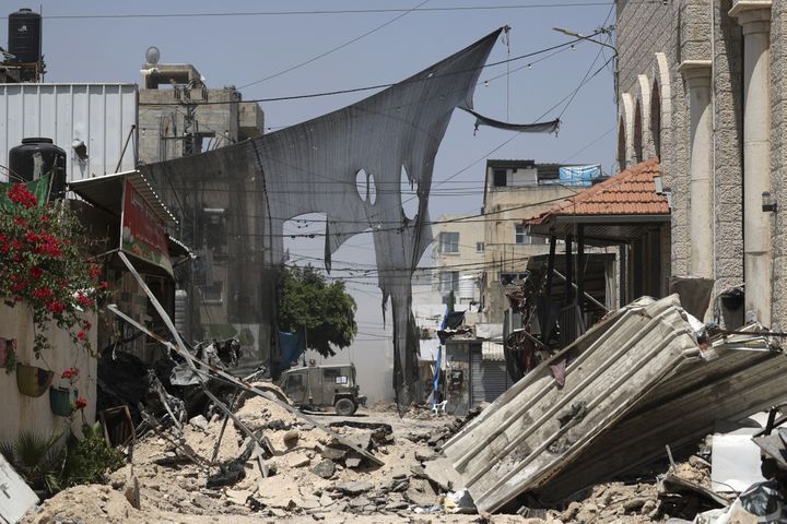 Un véhicule israélien stationne dans une rue de Jenine, en Cisjordanie occupée, le mardi 4 juillet, pendant l'opération militaire menée par l'armée de l'Etat hébreu (JAAFAR ASHTIYEH / AFP)