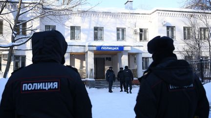 Des policiers se trouvent devant le lieu de&nbsp;détention de l'opposant Alexeï Navalny, à&nbsp;Khimki (Russie) le 18 janvier 2021. (ALEXEY FILIPPOV / SPUTNIK / AFP)