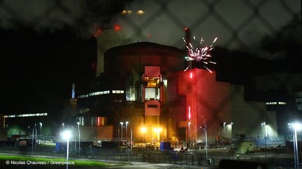 Les militants de Greenpeace ont allumé un feu d'artifice dans la centrale nucléaire de Cattenom, en Moselle. (GREENPEACE / TWITTER)