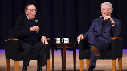 L'écrivain James Patterson (G) et l'ex-préident américain Bill Clinton (D) en 2018. (PAUL HENNESSY / NURPHOTO)