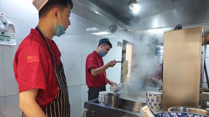 Dans la cuisine d'un restaurant de nouilles de Lanzhou à Pékin, en octobre 2024. (SEBASTIEN BERRIOT / RADIOFRANCE)