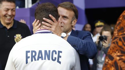 Le président de la République Emmanuel Macron félicite Antoine Dupont au Stade de France le 27 juillet 2024, après la médaille d'or remportée par l'équipe de France de rugby à 7 (OLIVIER CORSAN / MAXPPP)