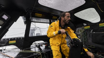 Le skippeur Louis Burton, à bord de son Imoca Bureau Vallée, en amont du départ du Vendée Globe. (Benjamin Sellier – Wind4production)