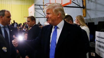 Le candidat républicain Donald Trump salue ses partisans après avoir voté, le 8 novembre 2016, à New York.&nbsp; (CARLO ALLEGRI / REUTERS)