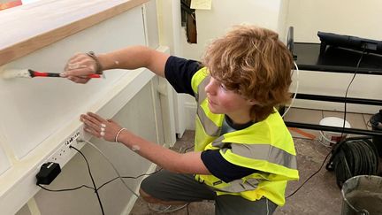 Isaac, 17 ans, participe aux "chantiers argent de poche" mis en place pour la première fois par la mairie de Port-Vendres à l'été 2023. (WILLY MOREAU / RADIOFRANCE)