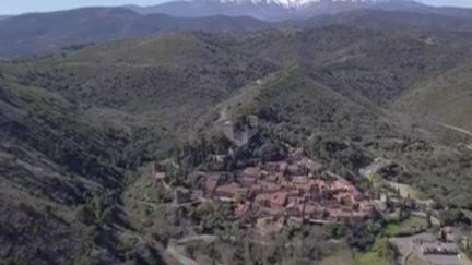 Les équipes de France Télévisions vous font découvrir le petit village de Castelnou (Pyrénées-Orientales), avec ses murs fortifiés et son château millénaire, pour le JT du 12/13 de France 3. (FRANCE 3)