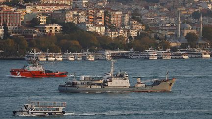 Un navire de l'armée russe en reconnaissance, au large d'Istanbul (Turquie), dans la mer Noire, le 21 octobre 2016.&nbsp; (MURAD SEZER / REUTERS)