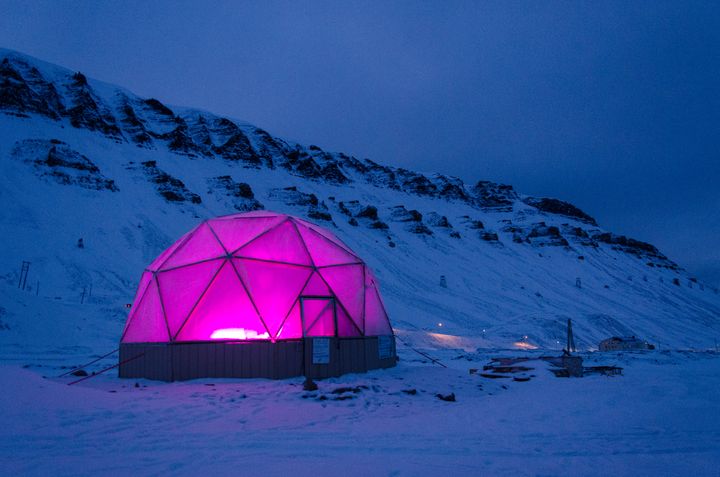 Le dôme de "Polar Permaculture", en bordure de Longyearbyen, le 28 mars 2018. (YANN THOMPSON / FRANCEINFO)