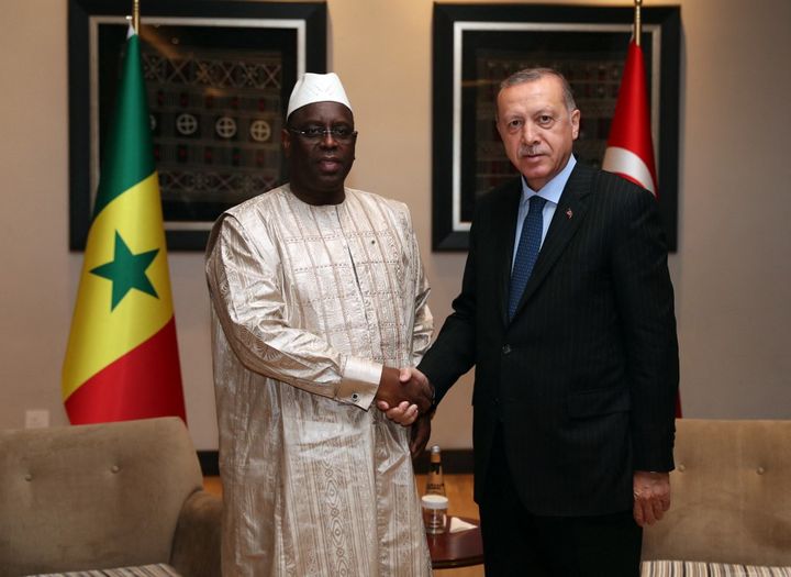 Rencontre entre les présidents sénégalais Macky Sall et turc Recep Tayyip Erdogan, le 26 juillet 2018, lors du 10e sommet des BRICS à Johannesburg, en Afrique du Sud.&nbsp; (KAYHAN OZER / ANADOLU AGENCY)