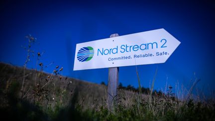 Un panneau de signalisation indique la direction de la station de réception de gaz naturel pour le gazoduc Nord Stream de la mer Baltique. (JENS BETTNER / ZB / MAXPPP)